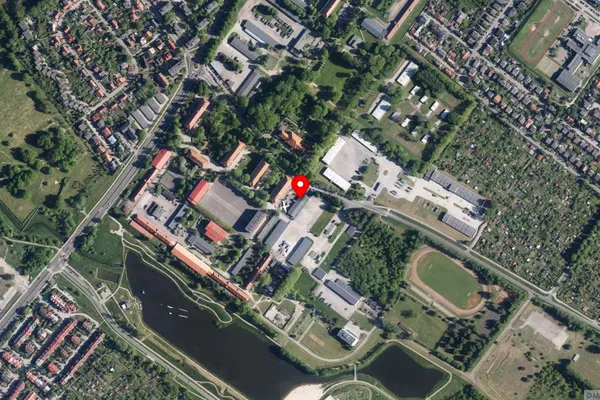 Widok z lotu ptaka: Muzeum Broni Dawnej i Nowej, Pojazdów Militarnych i Wyposażenia Wojskowego