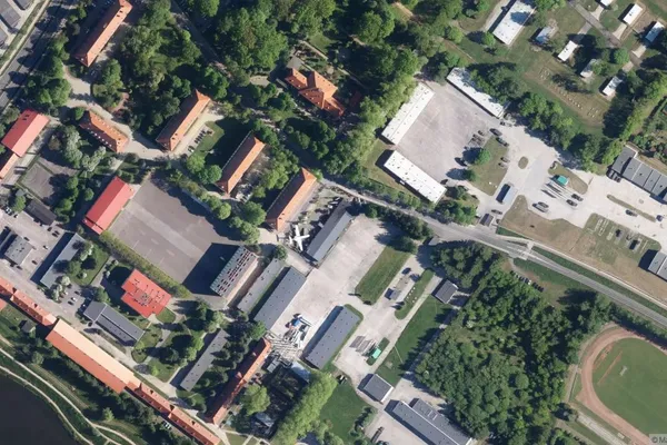Widok z lotu ptaka: Muzeum Broni Dawnej i Nowej, Pojazdów Militarnych i Wyposażenia Wojskowego