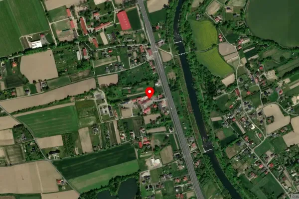 Widok z lotu ptaka: Muzeum „Jazda Historyczna – Galeria Pojazdów i Staroci”