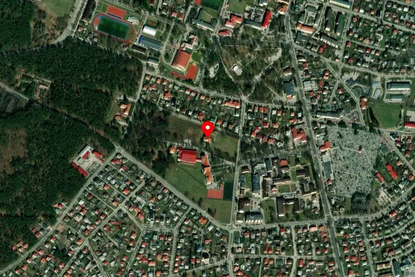 Widok z lotu ptaka: Muzeum Regionalne im. dr. Janusza Petera w Tomaszowie Lubelskim