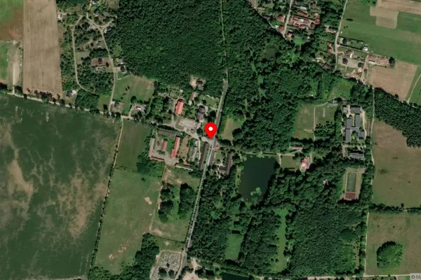 Widok z lotu ptaka: Muzeum Regionalne im. Zygmunta Krasińskiego w Złotym Potoku