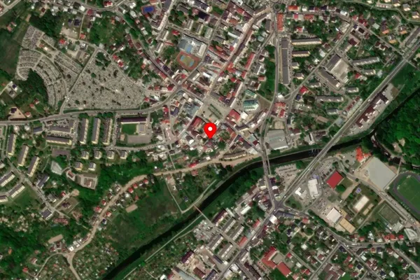 Widok z lotu ptaka: Muzeum Regionalne PTTK im. Ignacego Łukasiewicza w Gorlicach