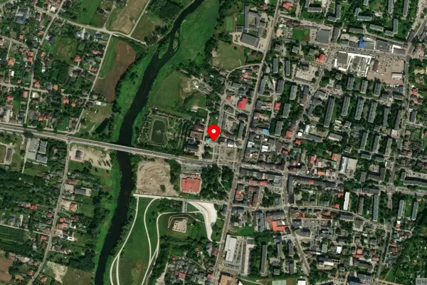 Widok z lotu ptaka: Muzeum Ziemi Sochaczewskiej w Pola Bitwy nad Bzurą w Sochaczewie